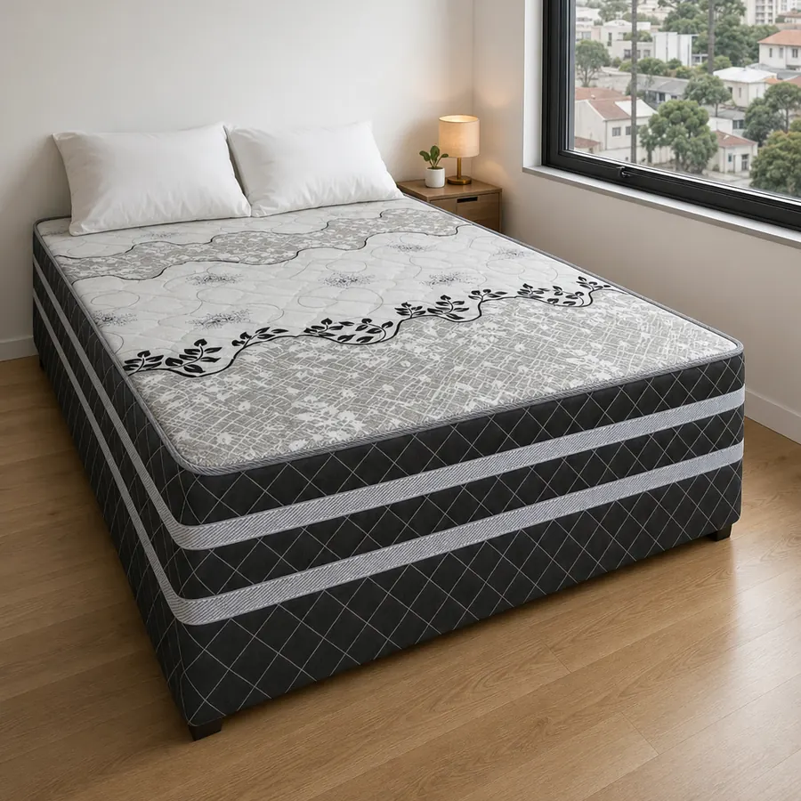Cama box casal conjugada num quarto iluminado